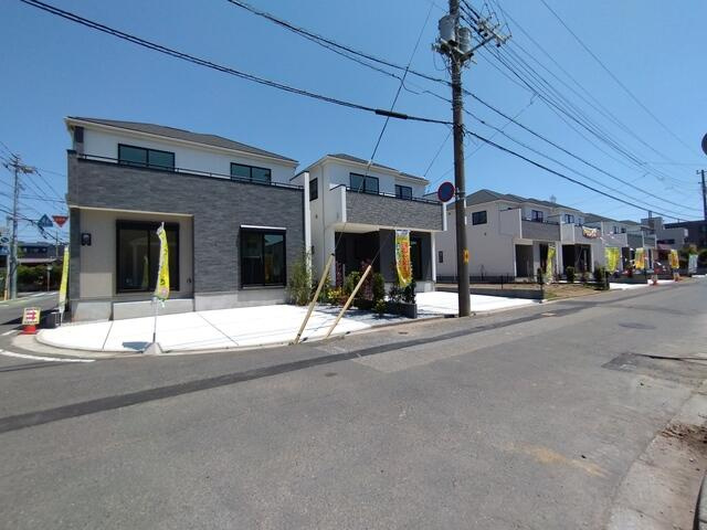 新松戸６丁目３０４番の前面道路含む現地写真