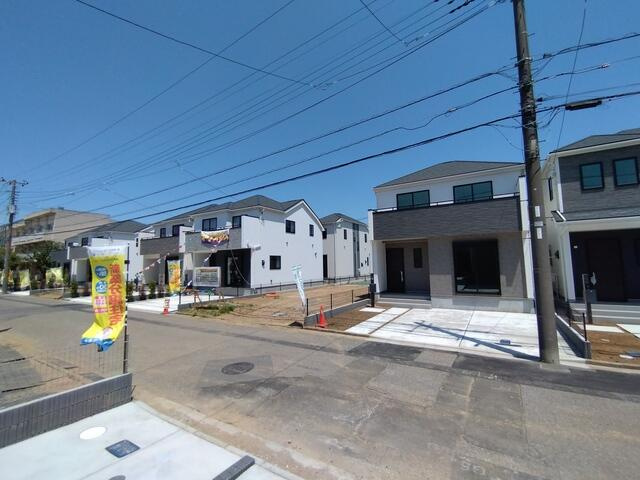 新松戸６丁目３０４番の前面道路含む現地写真