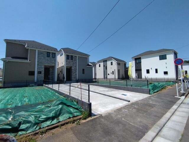 新松戸６丁目３０４番の前面道路含む現地写真