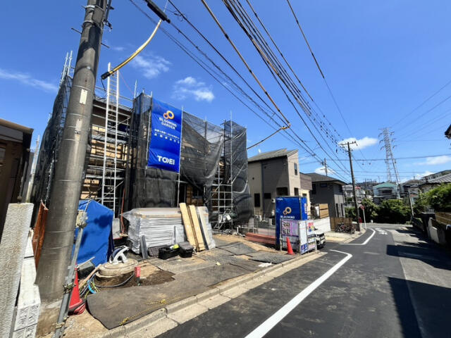 ブルーミングガーデン　船橋市大穴南４丁目１棟／１期１号棟の前面道路含む現地写真|外観