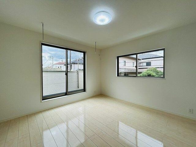 松戸市六実３丁目１１－１の洋室