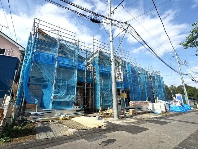 松戸市和名ヶ谷５８２番１の前面道路含む現地写真|A号棟側からの撮影。