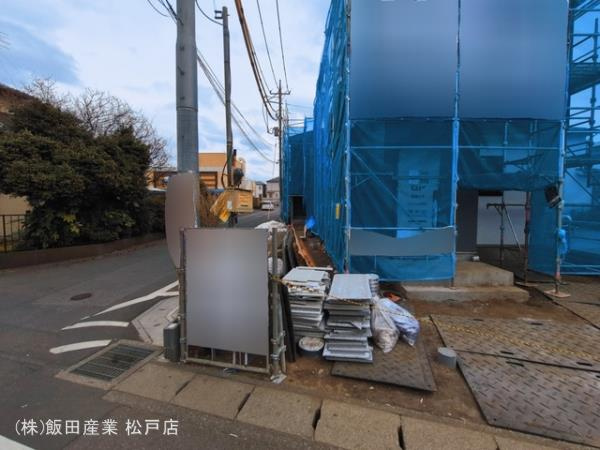 松戸新田４２０番の前面道路含む現地写真