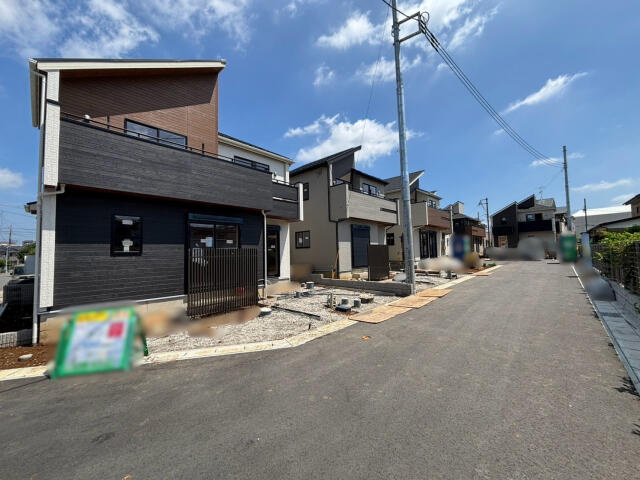 ブルーミングガーデン　松戸市新八柱全６棟／１期３号棟の前面道路含む現地写真