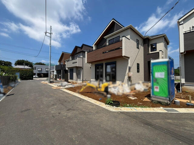 ブルーミングガーデン　松戸市新八柱全６棟／１期３号棟の前面道路含む現地写真