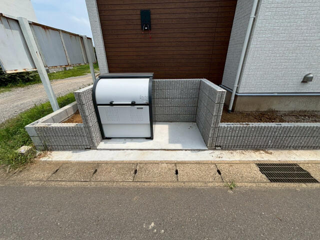 ブルーミングガーデン　松戸市新八柱全６棟／１期４号棟の庭|新設ゴミ置き場