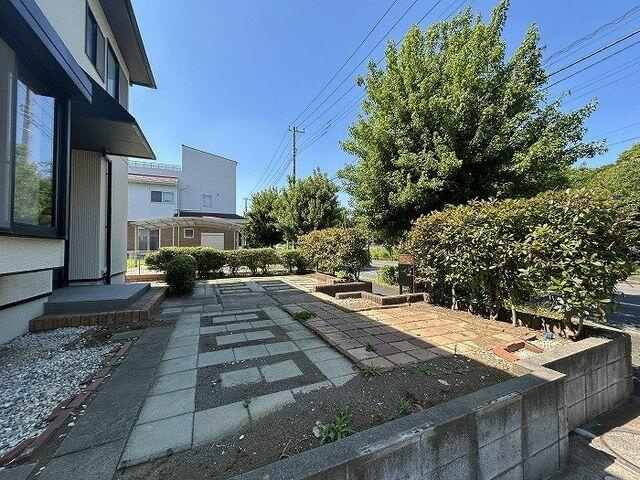 柏市しいの木台５丁目２－４の庭|玄関前庭スペースです