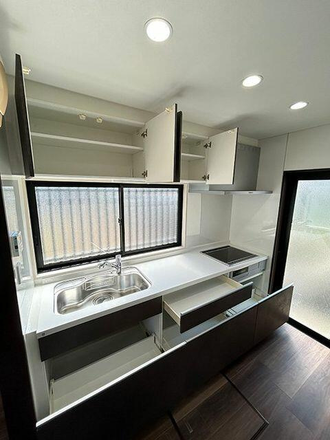 柏市しいの木台５丁目２－４のキッチン|豊富なキッチン収納です