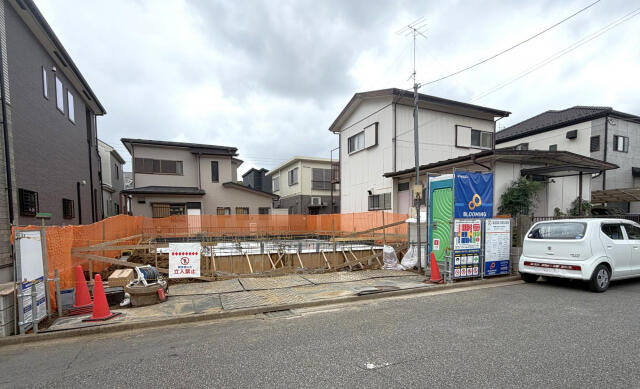 ブルーミングガーデン　柏市南逆井６丁目１棟／１期１号棟の前面道路含む現地写真|基礎工事中