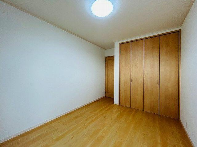 柏市東柏２丁目８－１９の洋室|２階中部屋約６帖の様子です