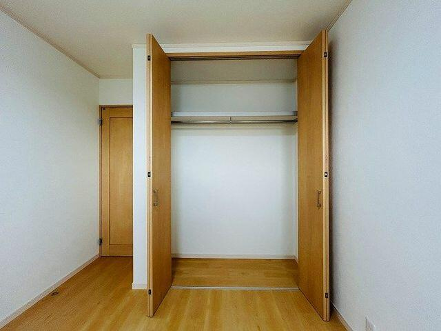 柏市東柏２丁目８－１９の収納|２階中部屋クローゼットの様子