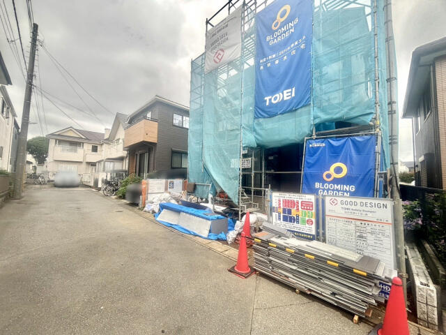 ブルーミングガーデン　柏市西原３丁目１棟／１期１号棟の前面道路含む現地写真