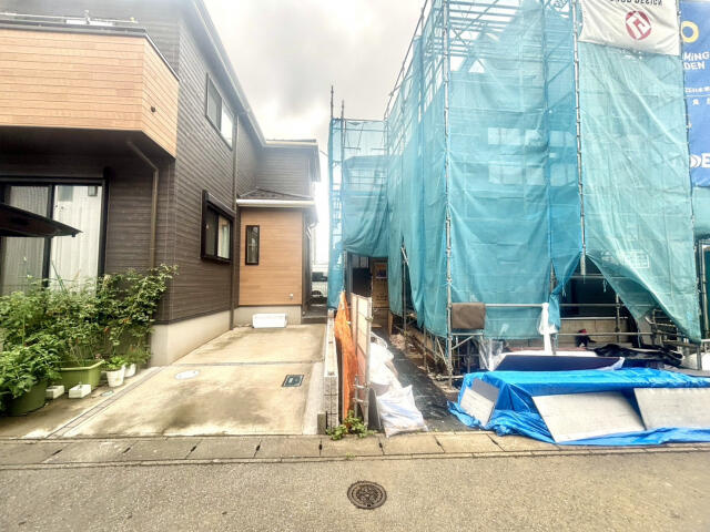 ブルーミングガーデン　柏市西原３丁目１棟／１期１号棟の前面道路含む現地写真