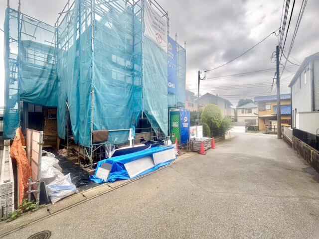 ブルーミングガーデン　柏市西原３丁目１棟／１期１号棟の前面道路含む現地写真