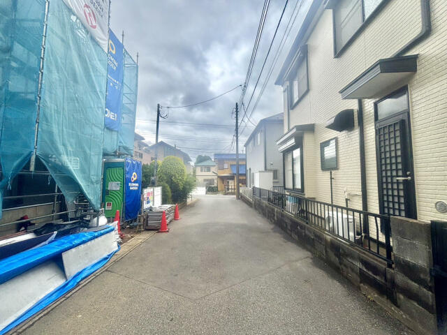 ブルーミングガーデン　柏市西原３丁目１棟／１期１号棟の前面道路含む現地写真