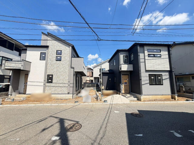 ブルーミングガーデン　柏市南増尾６丁目２棟／１期２号棟の前面道路含む現地写真