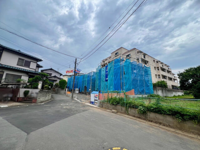 ブルーミングガーデン　柏市松ケ崎３棟／１期２号棟の前面道路含む現地写真