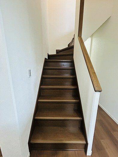 柏市根戸５０５－１のその他|【階段】玄関正面の階段です。