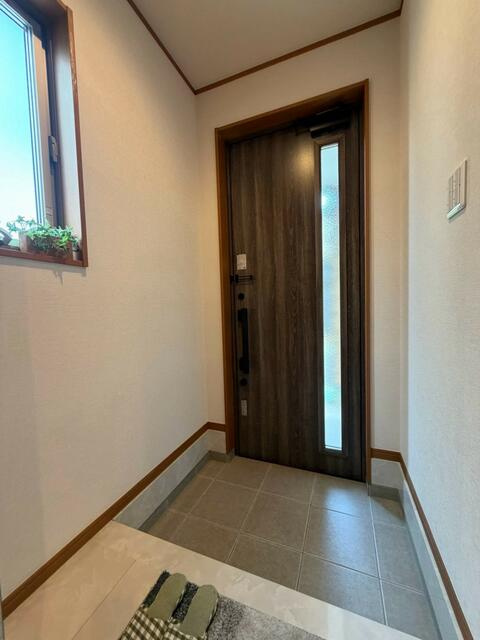 流山市鰭ヶ崎１６００－９（戸建）の玄関