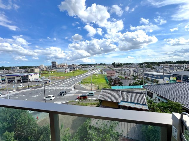 ヴェレーナ流山セントラルパークの展望|8階建の5階部分、南向きにつき前面に視界を遮る高い建物がなく、開放感のある見晴らしが自慢です！爽やかな風とたっぷりの陽光がお部屋の奥まで舞い込みます。