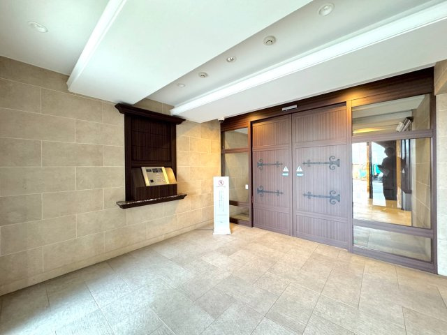 ヴェレーナ流山セントラルパークのエントランス|防犯面で安心のオートロックシステムを採用したエントランス。小さなお子様や女性の方でも安心してお住まいいただけます。管理が行き届き、清潔に保たれています。