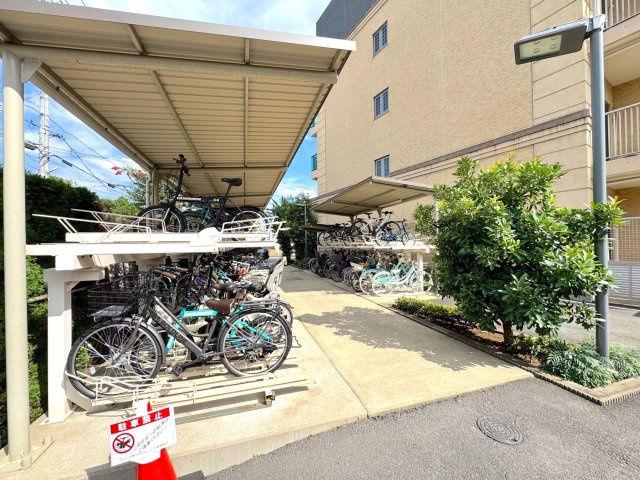 ヴェレーナ流山セントラルパークの駐輪場|屋根付きで自転車が汚れにくい駐輪場です（月額100円〜200円）。きれいに区画整備されており、駅への通勤・通学、毎日のお買い物など自転車移動をサポートします。