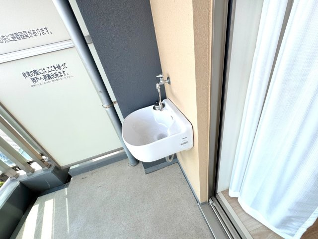 ヴェレーナ流山セントラルパークの設備|水栓
バルコニーには便利なスロップシンク（水栓）を設置。ガーデニングの水やりや、お散歩帰りのペットの足洗い、アウトドア用品のお手入れに大活躍です！
