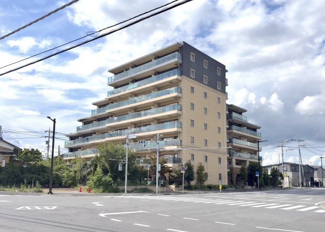 ヴェレーナ流山セントラルパークの外観|つくばエクスプレス「流山セントラルパーク」駅徒歩10分！豊かな緑に調和する、ヨーロピアンテイストの洗練された外観デザインが魅力の8階建てマンションです。