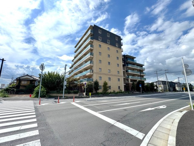 ヴェレーナ流山セントラルパークの外観|第一種住居地域に指定された、高い利便性と穏やかな住環境を両立した立地。近隣にはセブンイレブンや生鮮市場TOPがあり、毎日のお買い物にも困りません。