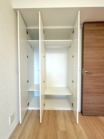 ヴェレーナ流山セントラルパークの収納|日用品のストックや掃除用具などをまとめてしまえる便利な収納スペース。生活感を隠して、居住空間をより広々と美しく保つ工夫が随所に施されています。