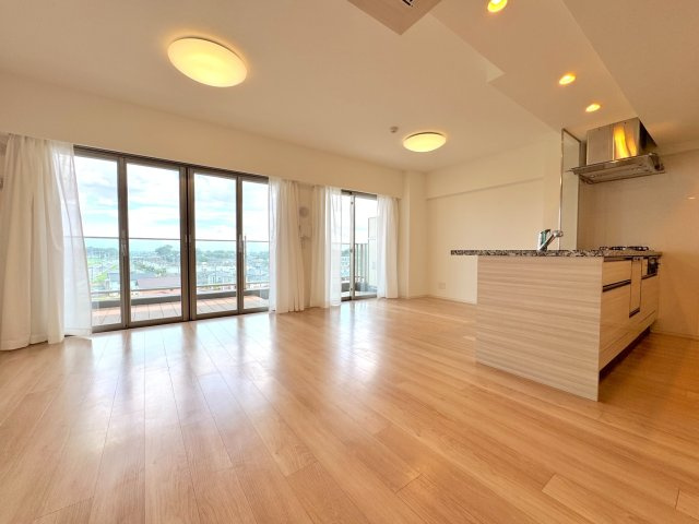 ヴェレーナ流山セントラルパークの居間・リビング|フルフラットキッチンとフルオープンサッシの相乗効果で、南向きの約15.8帖以上の広がりを感じるLDK。ご家族の笑顔が自然と集まる、明るく風通しの良い空間です。