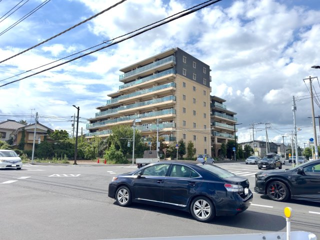 ヴェレーナ流山セントラルパークの外観|駅徒歩10分の好立地ながら、自然の潤いも感じられるバランスの良い住環境。休日は徒歩圏内の総合運動公園でリフレッシュできる、穏やかで豊かな暮らしが叶います。