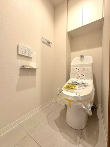 ヴェレーナ流山セントラルパークのトイレ|新規交換済みの温水洗浄便座一体型トイレです。床のフロアタイルも新調されており、いつでも清潔で快適にお使いいただけます。手すり付きで立ち上がりも安心です。