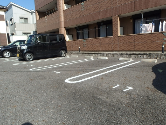 ブルーサンズロフティーの駐車場
