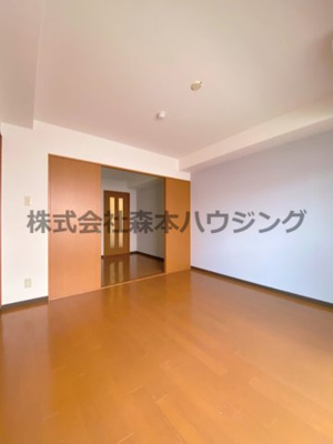 【洋室】 | 　ボナールシュエット | ※同タイプ別室の写真を使用しています。
　設備内容や色調など相違がある場合は実際のお部屋の現状優先となります。