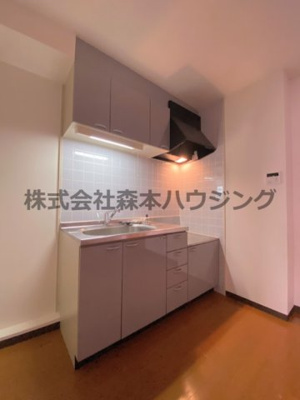 【キッチン】 | 　ボナールシュエット | ※同タイプ別室の写真を使用しています。
　設備内容や色調など相違がある場合は実際のお部屋の現状優先となります。
