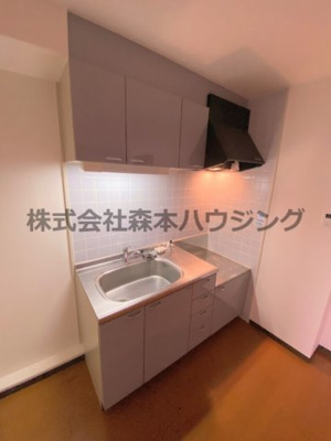 【キッチン】 | 　ボナールシュエット | ※同タイプ別室の写真を使用しています。
　設備内容や色調など相違がある場合は実際のお部屋の現状優先となります。