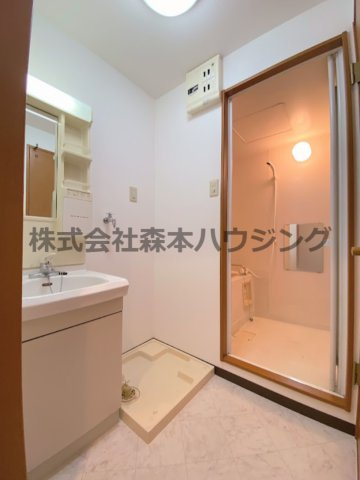 【洗面所】 | 　ボナールシュエット | ※同タイプ別室の写真を使用しています。
　設備内容や色調など相違がある場合は実際のお部屋の現状優先となります。