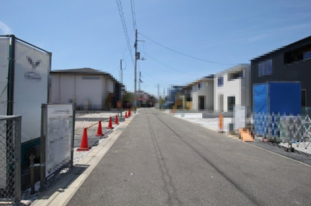 高知市鴨部　2号棟　新築戸建【全2区画】3期2棟2　　の前面道路含む現地写真|【一方】　北側　幅　6.0ｍ　公道　接面:10.2ｍ