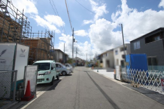 高知市鴨部　2号棟　新築戸建【全2区画】3期2棟2　　の前面道路含む現地写真|【一方】　北側　幅　6.0ｍ　公道　接面:10.2ｍ