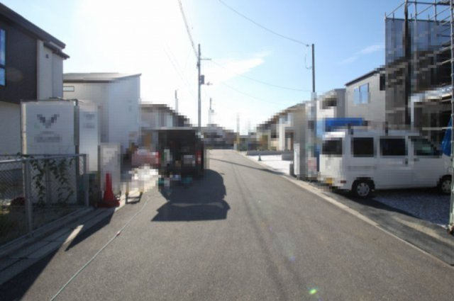 高知市鴨部　2号棟　新築戸建【全2区画】3期2棟2　　の前面道路含む現地写真|【一方】　北側　幅　6.0ｍ　公道　接面:10.2ｍ
