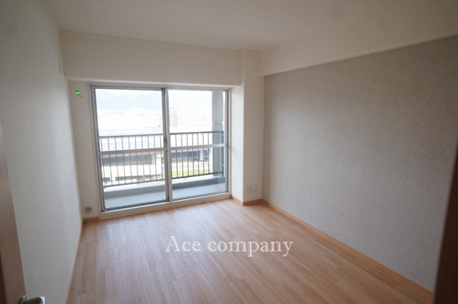 【寝室】 | 八戸ノ里スカイハイツ | 【洋室6帖】バルコニーに面したお部屋です☆