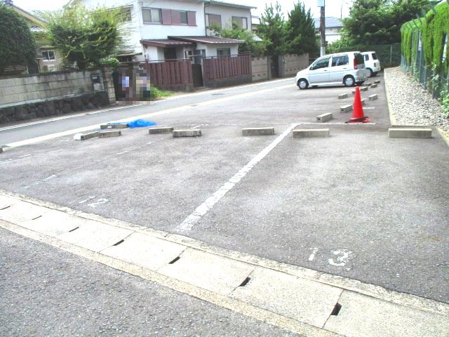 カーサ３２の駐車場
