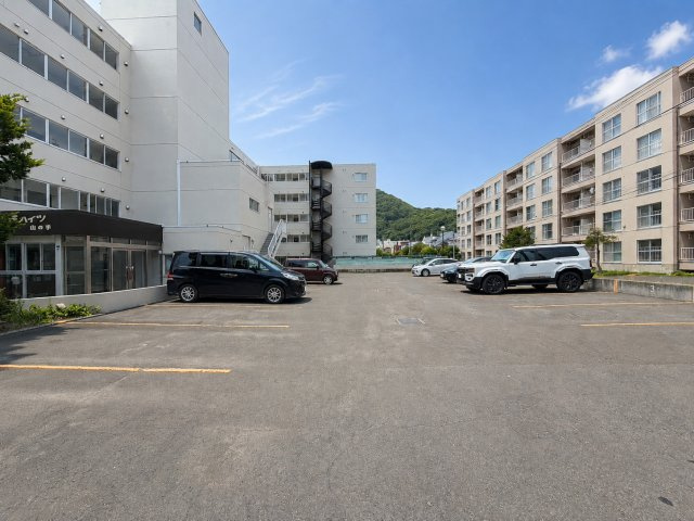 リラハイツ山の手の駐車場