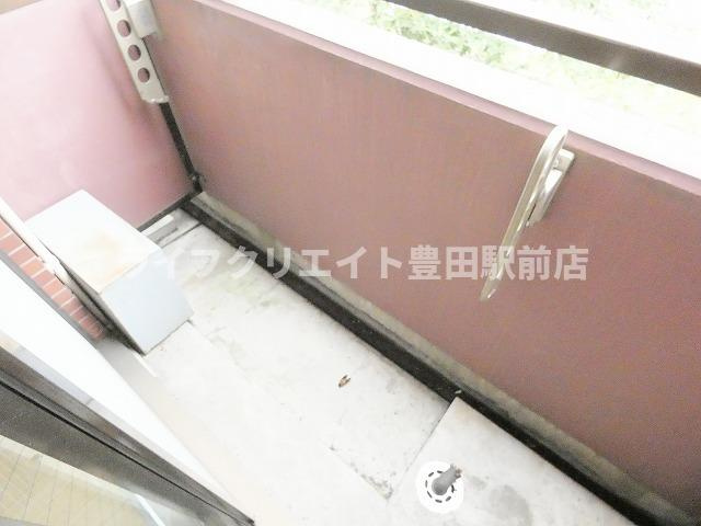 ATTビルのバルコニー|※別部屋の施工写真です。