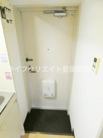 ATTビルの玄関|※別部屋の施工写真です。