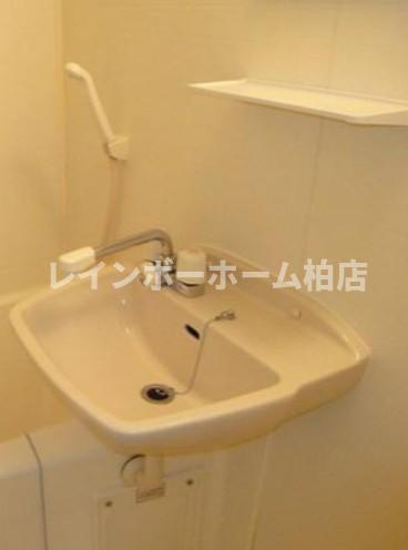 特典：仲介手数料が無料です!!の洗面所|明るい洗面所です