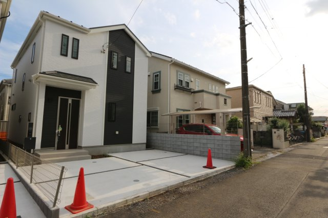 【Heartfull Town】小平市学園東町３丁目７番の外観|家族のカーライフを支える2台分の駐車スペース（※制限有）