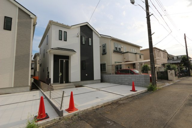 【Heartfull Town】小平市学園東町３丁目７番の外観|大きな窓からたっぷりの陽光が差し込む、開放感あふれる20.0帖の広々LDK。