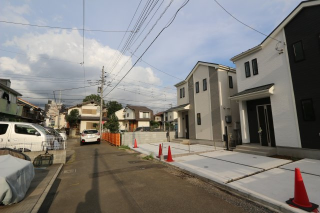 【Heartfull Town】小平市学園東町３丁目７番の外観|キッチン横には便利なパントリーを設計。
食品や飲料のほか、日常使う頻度の少ない調理器具や什器類を
ストックするために便利な収納庫です。